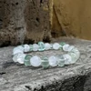 Kép 2/4 - Zöld fluorit - Fazettáll roppantott hegyikristály karkötő 8mm