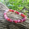 Kép 1/3 - Tűz achát pink fazettált karkötő 8 mm, színkezelt