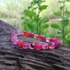 Kép 2/3 - Tűz achát pink fazettált karkötő 8 mm, színkezelt