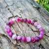 Kép 2/3 - Matt pink achát karkötő 8 mm, színkezelt