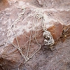 Kép 2/2 - Nyaklánc Mária a kis Jézussal medállal, ezüst színben