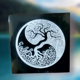 Szelenit lap – Életfa és Yin yang szimbólummal Szelenit lap – Életfa és Yin yang szimbólummal