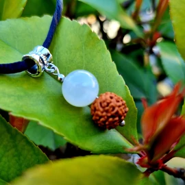 Rudraksha - Fehér Holdkő medálos nyaklánc Rudraksha - Fehér Holdkő medálos nyaklánc