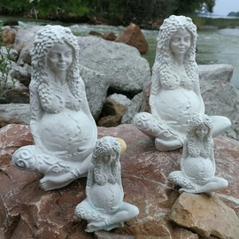 Avatott Szent Földanya szobor - Piszkos fehér