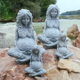 Avatott Szent Földanya szobor - Ezüstszürke