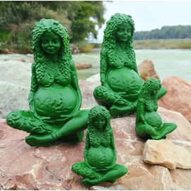 Avatott Szent Földanya szobor - Páfrányzöld